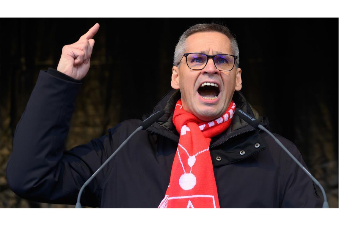 Mitarbeiter protestieren auf VW-Betriebsversammlung Thorsten Gröger, IG Metall-Verhandlungsführer, bei einer Streikkundgebung auf dem Gelände vom VW Stammwerk Wolfsburg. Auf der Betriebsversammlung machten Mitarbeiter nun ihrem Unmut über die jüngsten Sparpläne Luft (Archivfoto).