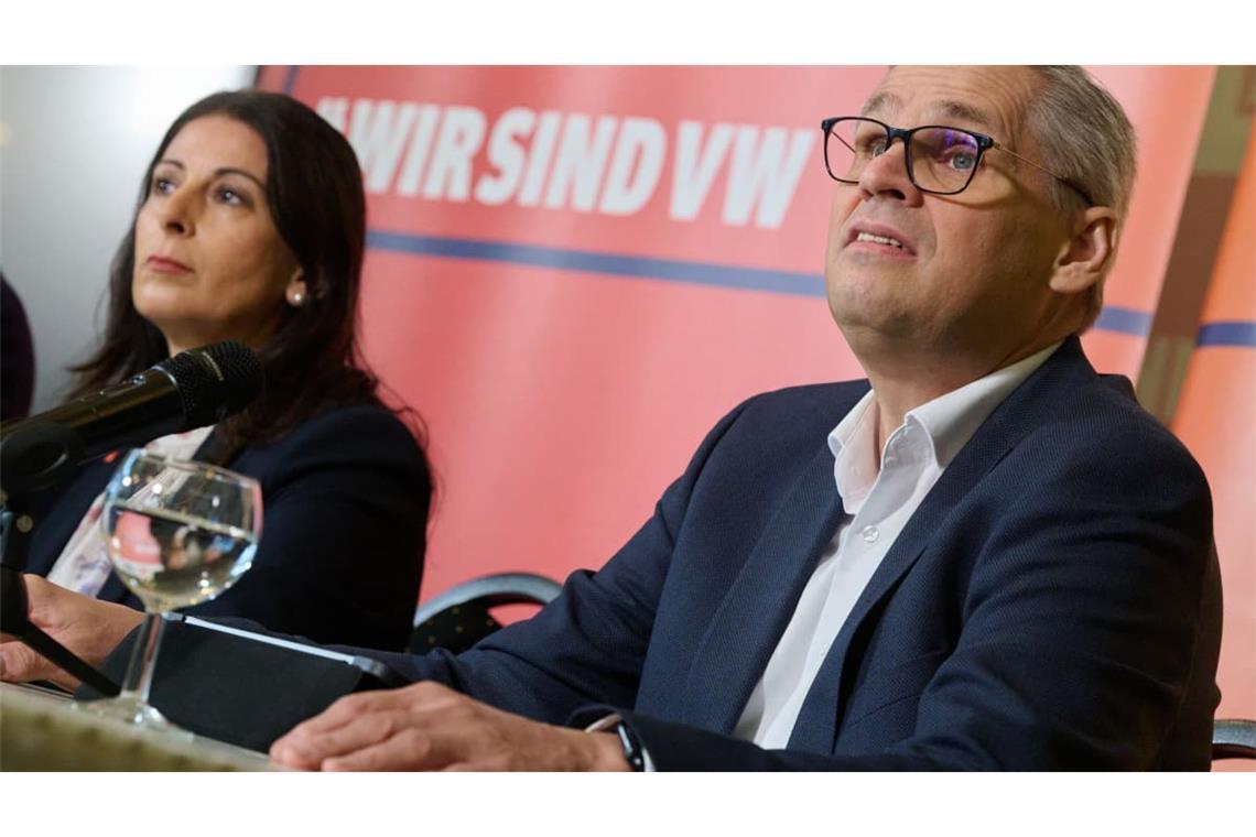 Thorsten Gröger (r), Bezirksleiter IG Metall, spricht bei einer Pressekonferenz in einem Hotel vor einem Gespräch zwischen IG Metall und Volkswagen. Neben ihm sitzt Daniela Cavallo, Vorsitzende des Gesamtbetriebsrats der Volkswagen AG.