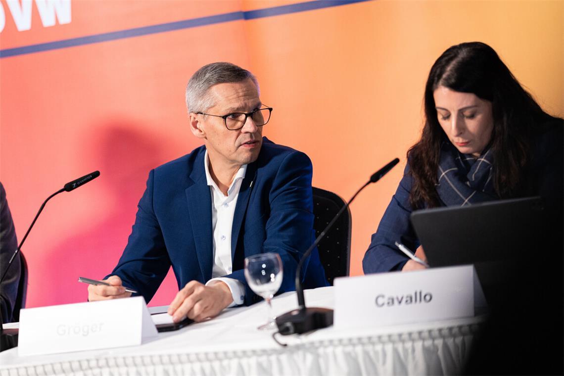 Kommentar: Realität kommt in Wolfsburg an Thorsten Gröger, Verhandlungsführer der IG Metall, und VW-Betriebsratschefin Daniela Cavallo sehen im Verhandlungsergebnis einen Erfolg.