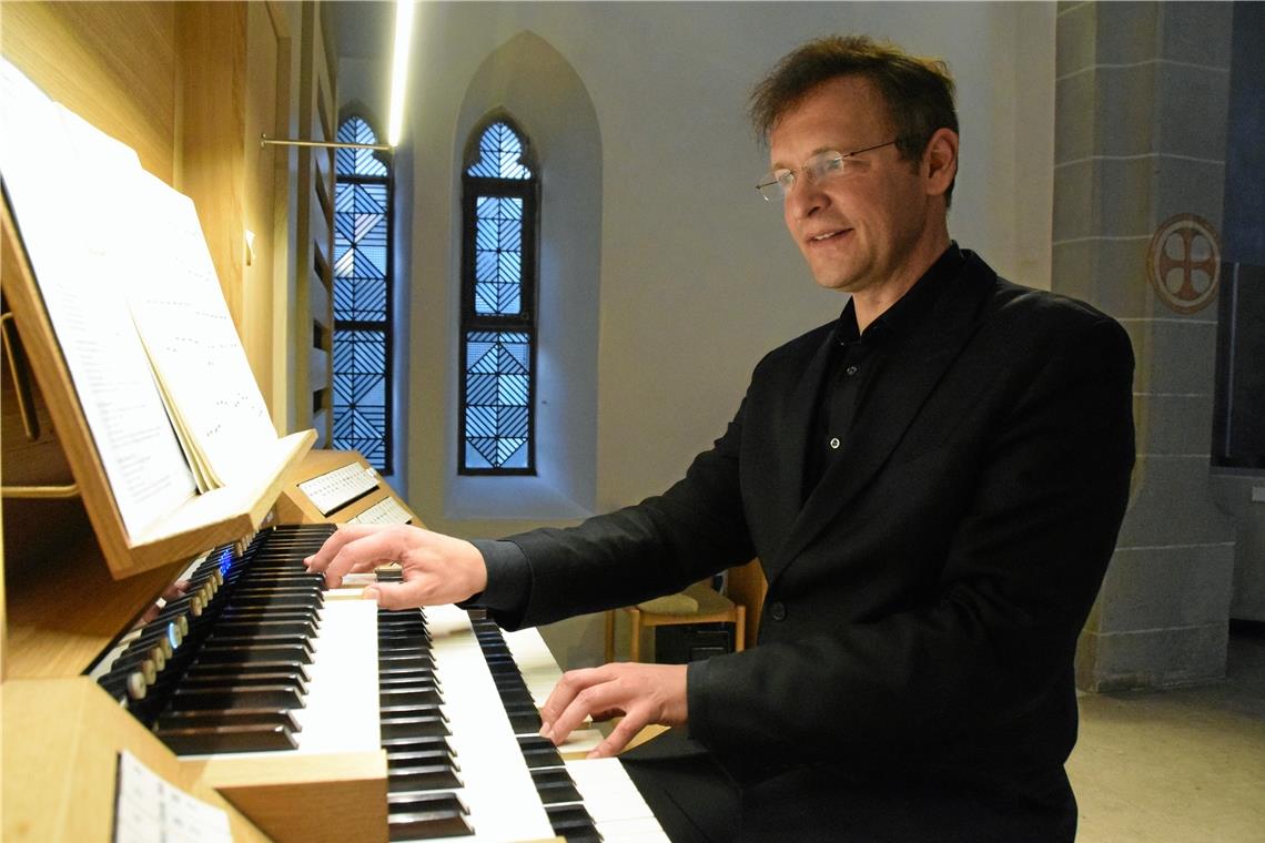 Faszinierende Klangreise vom Barock in die Gegenwart Thorsten Hülsemann an der Mühleisen-Orgel in der Murrhardter Stadtkirche. Foto: Elisabeth Klaper
