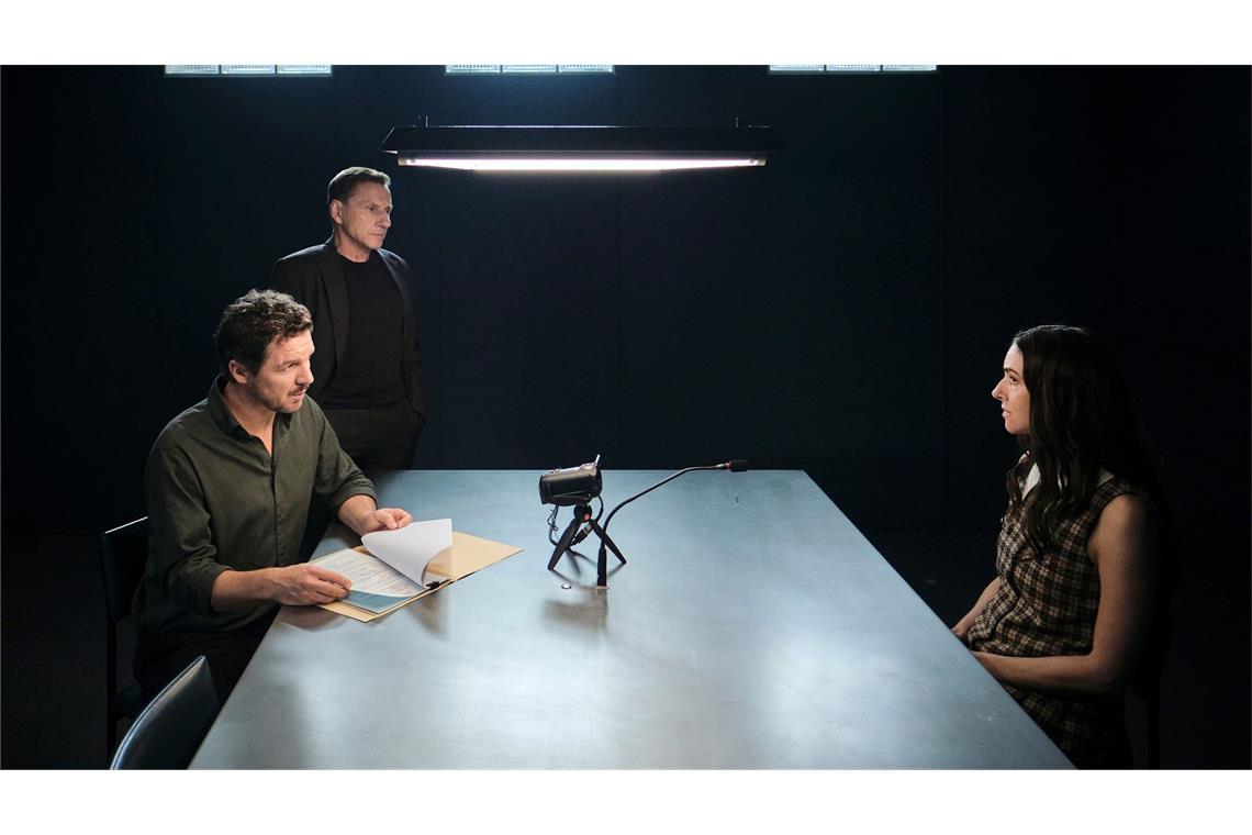 Thorsten Lannert (Richy Müller, hinten) und Sebastian Bootz (Felix Klare) vernehmen Pony Hübner (Kim Riedle), weil der Verdacht aufgekommen ist, dass sie mehr weiß, als sie sagt.