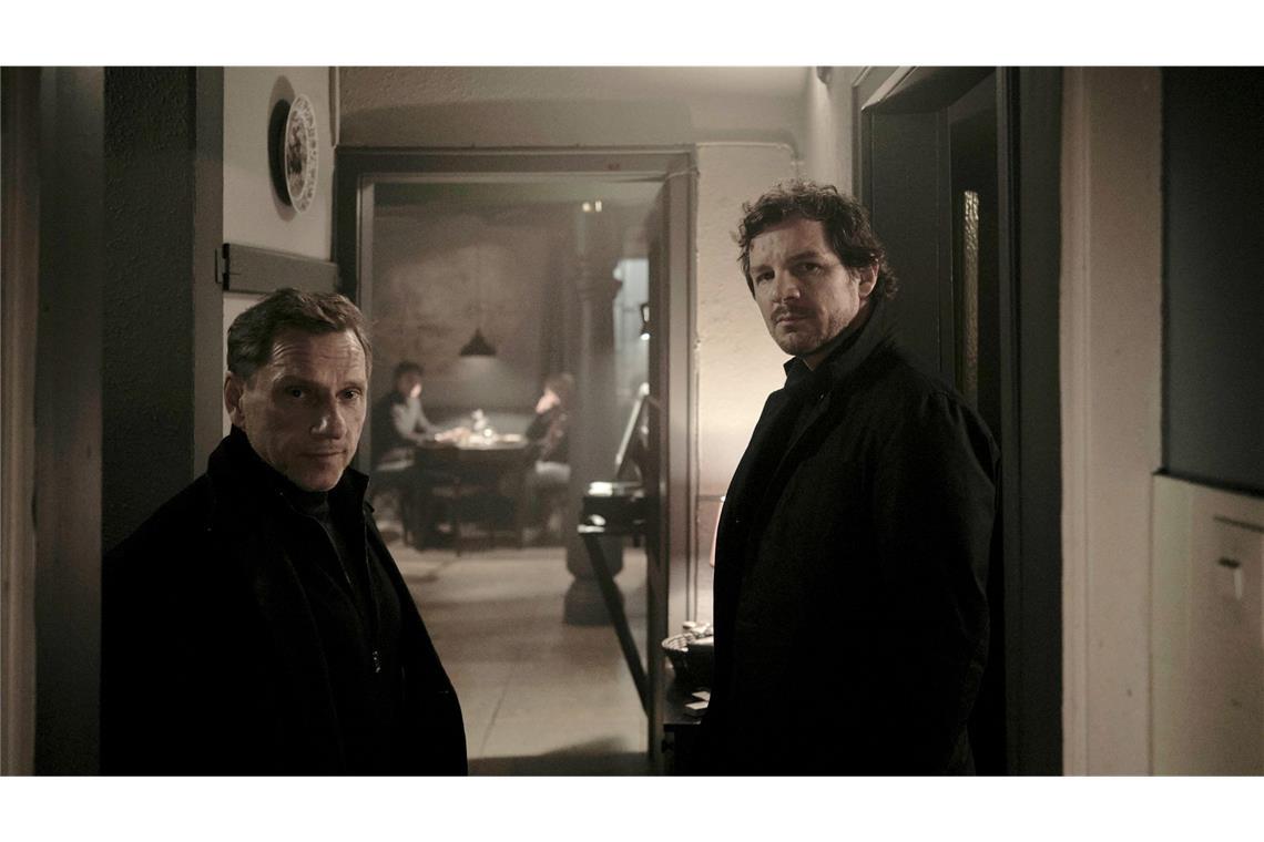 „Lass sie gehen“: Wie war der neue „Tatort“ aus Stuttgart? Thorsten Lannert (Richy Müller, l.) und Sebastian Bootz (Felix Klare) führt ein Mord aufs Land in den Gasthof Hirsch. Die Tochter der Wirtsleute wurde ermordet.