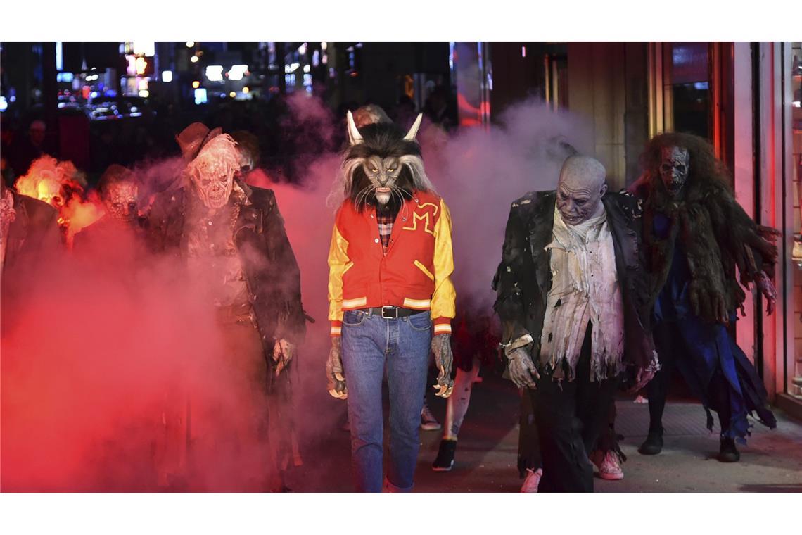 Heidis Klums Halloween-Kostüme: Die spektakulären Looks der vergangenen 25 Jahre Thriller Time! In Anlehnung an das Musikvideo zum Song „Thriller“ von Michael Jackson“ verkleidete sich das deutsche Topmodel 2017 als Werwolf.
