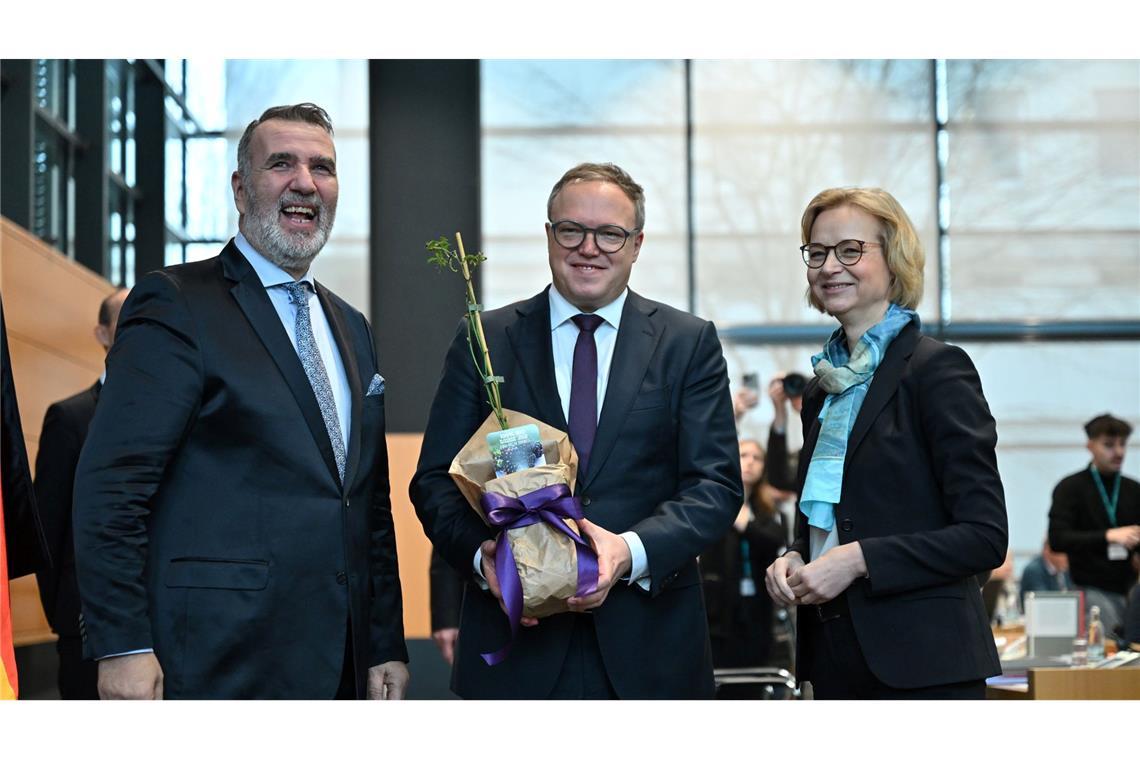 "Thüringer Innovation": Voigt mit Linke-Hilfe Regierungschef Thüringens Brombeer-Koalition kann mit der Arbeit beginnen.