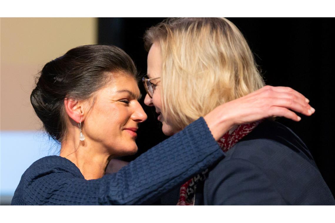 BSW sagt Ja zur Koalition in Thüringen Thüringens BSW-Chefin Katja Wolf und Parteigründerin Sahra Wagenknecht zeigten sich nach einem Streit im Zuge der Koalitionsverhandlungen nun bei einem Landesparteitag versöhnlich.
