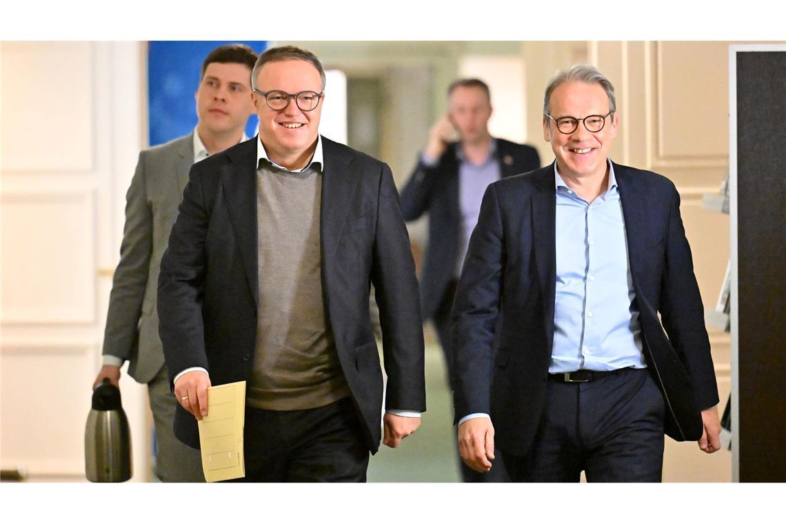 Kompromisssuche: Wählt Thüringens Linke CDU-Chef Voigt? Thüringens CDU-Chef Mario Voigt, hier mit SPD-Landeschef Georg Maier, will Ministerpräsident werden - am liebsten im ersten Wahlgang. Dafür braucht er aber auch die Linke.