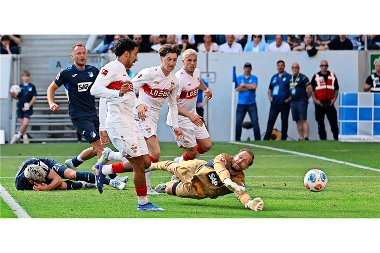 Tiago Tomas (links, weißes Trikot) erzielt den wichtigen Treffer zum 3:3 für den VfB Stuttgart.