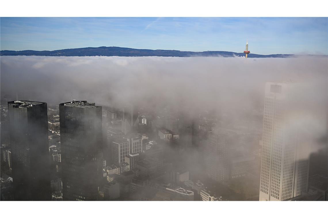 Bilder des Tages Tief hängen die Wolken über den Hochhäusern von Frankfurt