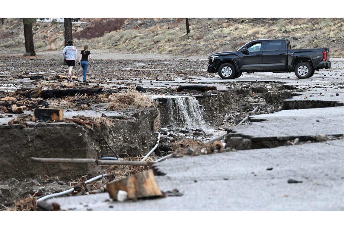 Tiefe Risse sind im Boden in Kalifornien durch Überschwemmungen zu sehen.