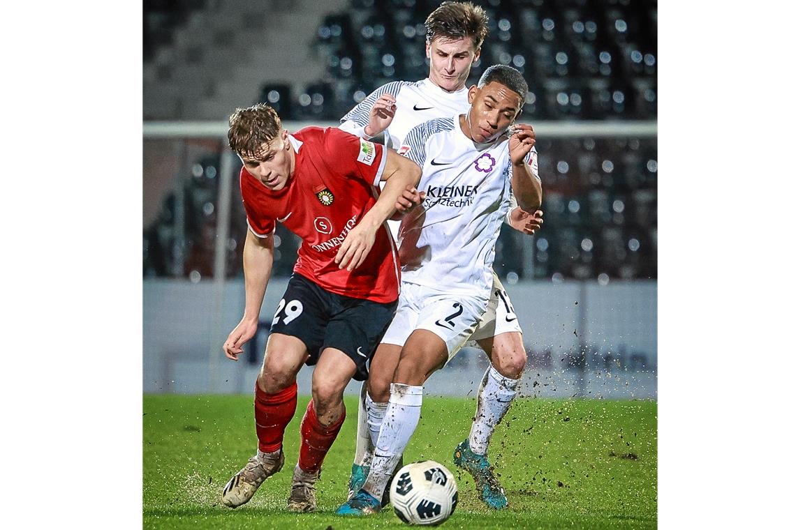 SG Sonnenhof Großaspach schießt drei Tore binnen kürzester Zeit Tiefer Rasen, heißer Kampf und ein Sieg für Nico Engel (links) und die SG. Foto: Alexander Becher