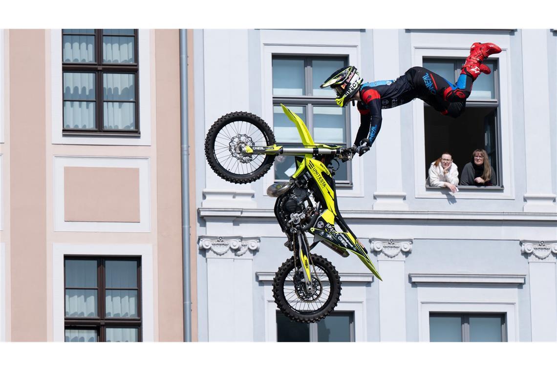 Bilder des Tages Tiefflieger auf dem Motorrad in Dresden.