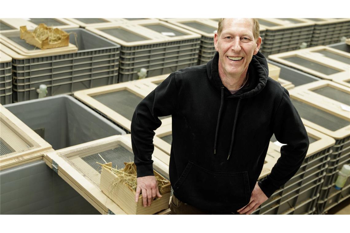 Tierpfleger Jörg Kritschker bringt die für die Verpaarung vorgesehenen Weibchen und Männchen zusammen.