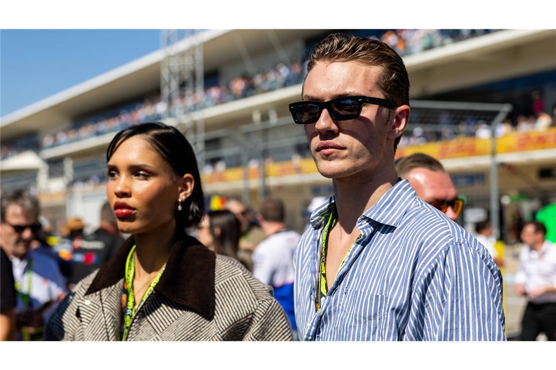 Diese ungewöhnlichen Namen gaben die Promis 2024 ihrem Nachwuchs TikTok-Star Nara Aziza Smith - die in Frankfurt aufgewachsen ist - und Model-Ehemann Lucky Blue Smith wurden im vergangenen Jahr zum dritten Mal gemeinsam Eltern. Die Tochter heißt Whimsy Lou. Doch auch die anderen Sprösslinge haben außergewöhnliche Namen: So hört die zweite gemeinsame Tochter auf den Namen Rumble Honey und der Sohn auf Slim Easy. Aus einer frühreren Beziehung hat Lucky Blue Smith noch eine Tochter namens Gravity Blue.
