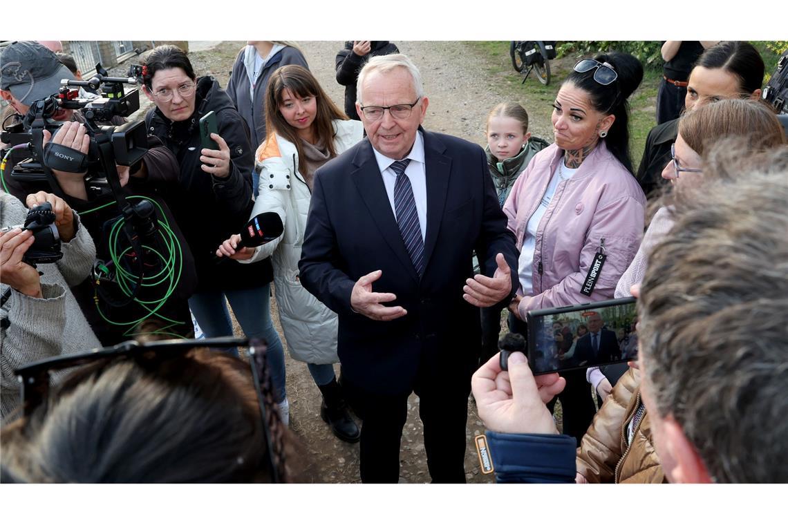 Till Backhaus (SPD), Umweltminister des Landes Mecklenburg-Vorpommern, spricht am Mittwochabend vor Ort auf der Ostseeinsel Poel zu Demonstranten, Aktivisten und Journalisten.