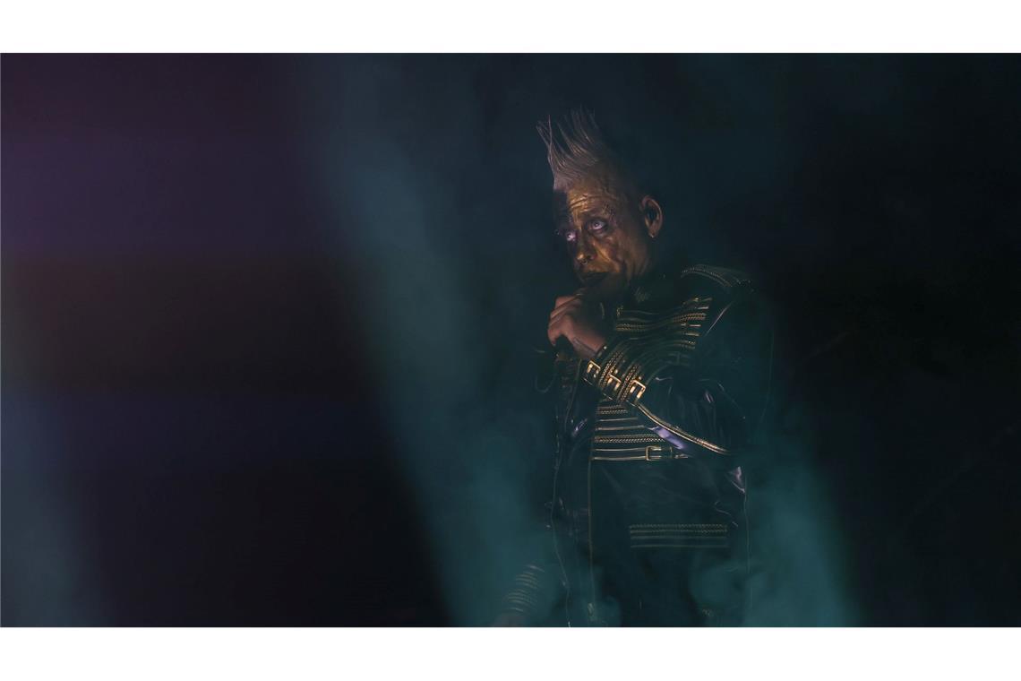 Bilder des Tages Till Lindemann singt zum Tourauftakt der Solo-Tournee "Meine Welt" auf der Bühne in der Quarterback Immobilien Arena in Leipzig.