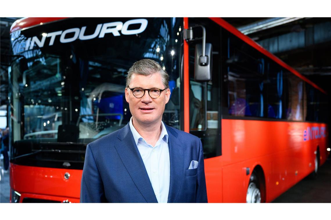Was dem Daimler-Buses-Chef vor der E-Reisebus-Einführung fehlt Till Oberwörder bemängelt die aktuelle Infrastruktur.