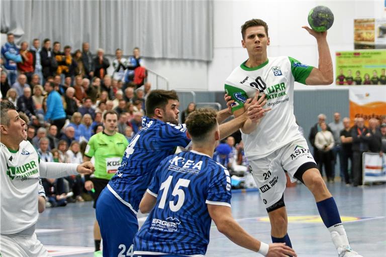 Tim Dahlhaus (am Ball) und die HCOB-Handballer wurden von den Horkheimer Rivalen immer wieder ausgebremst. Foto: Alexander Hornauer