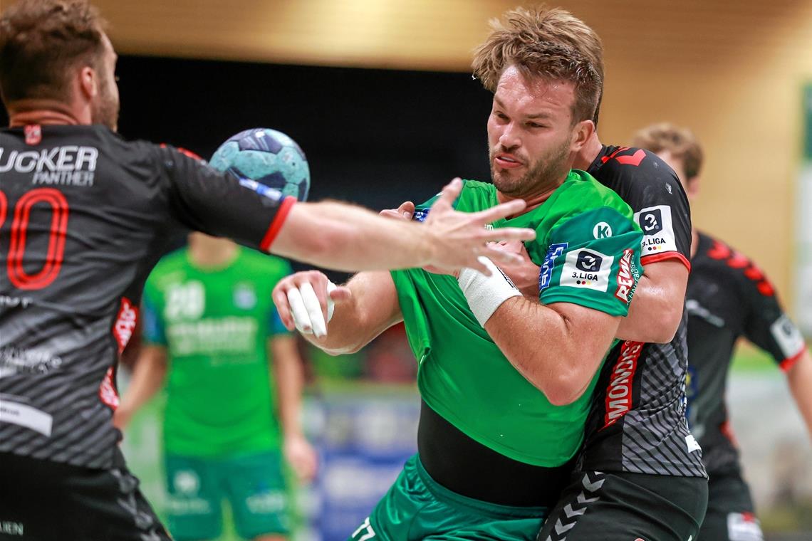 Verkorkste Heimpremiere für den HC Oppenweiler/Backnang Tim Düren (grünes Trikot) hat mit dem HCOB gekämpft, doch am Ende bleibt ein Punktgewinn aus. Foto: Alexander Becher