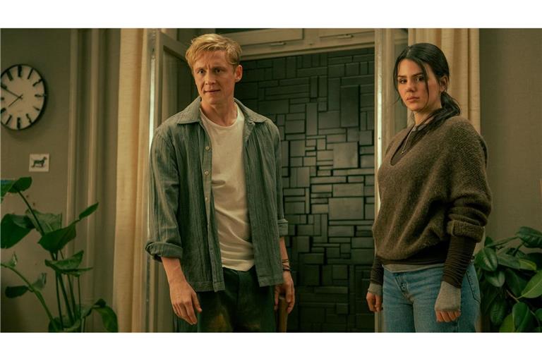 Tim (Matthias Schweighöfer) und Olivia (Ruby O. Fee) kämpfen gegen eine mysteriöse Wand.