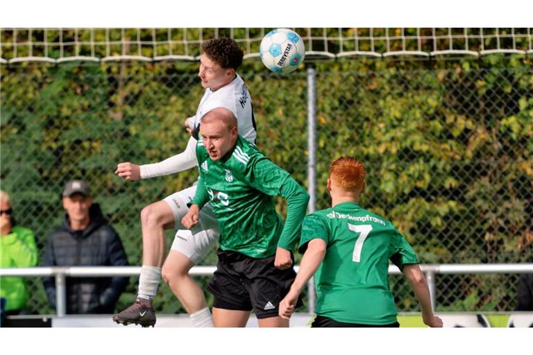 Tim Paulus (re.) und der SV Deckenpfronn haben trotz der 4:5-Niederlage bei der SpVgg Holzgerlingen einen Schritt nach vorne gemacht.