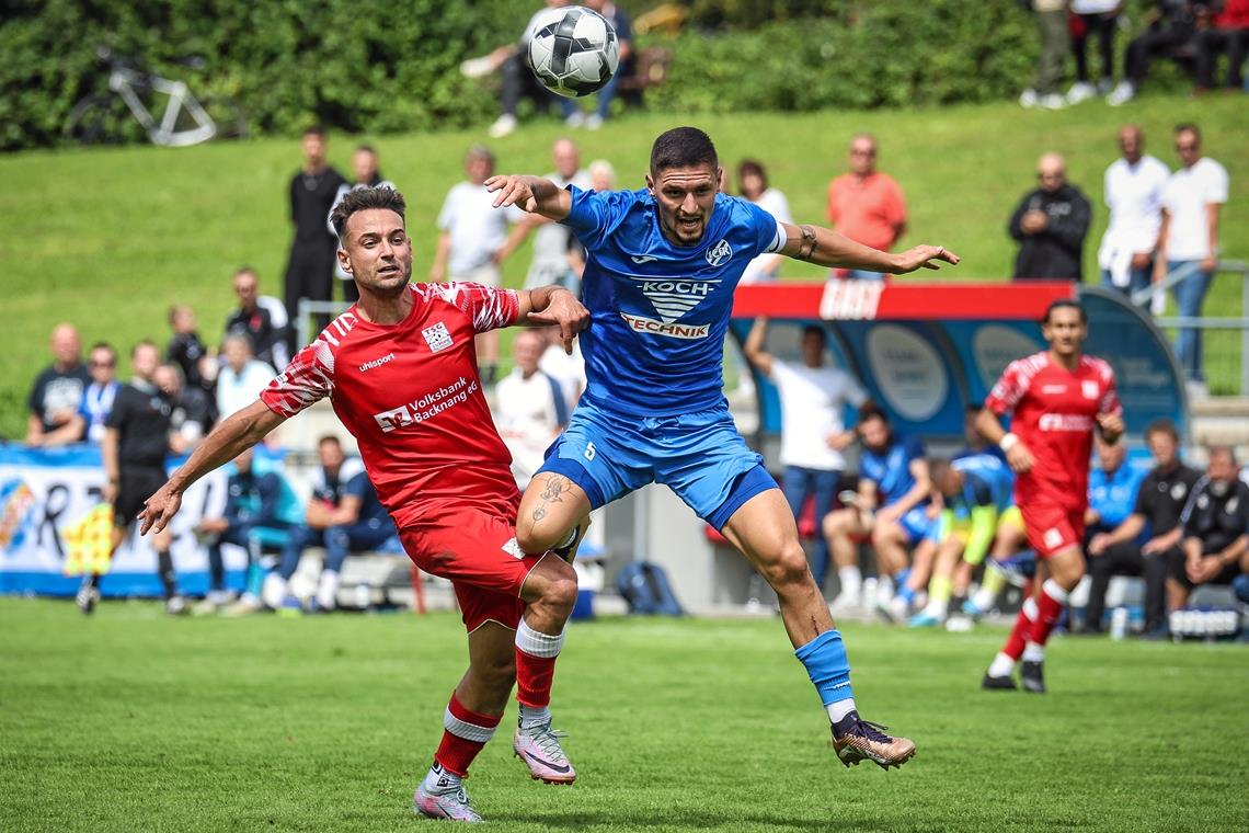 TSG Backnang trotzt dem Titelfavoriten einen Punkt ab Tim Pöhler (links) wehrte sich mit Backnang erfolgreich. Gegen Pforzheims Elf um Maurizio Macorig gab’s einen Teilerfolg. Foto: Alexander Becher