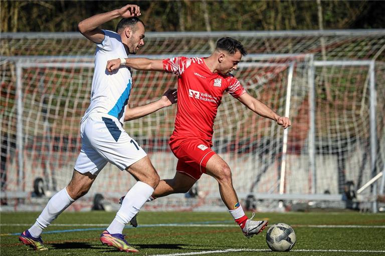 Tim Pöhler (rechts) wird weiterhin von personellen Problemen geplagt. Wie die ebenfalls verletzten Raphael Terpsiadis und Vincent Sadler ist er in Pforzheim nicht am Ball. Ansonsten hat die TSG gegen den Titelaspiranten allerdings alle Mann an Bord. Foto: Alexander Becher