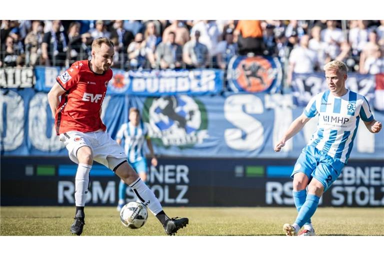 Tim Schraml (li., noch im Dress des 1. Göppinger SV) im Spiel gegen die Kickers&nbsp;– im Pokal gibt es für ihn als Spielertrainer des TSGV Waldstetten ein Wiedersehen mit den Blauen.