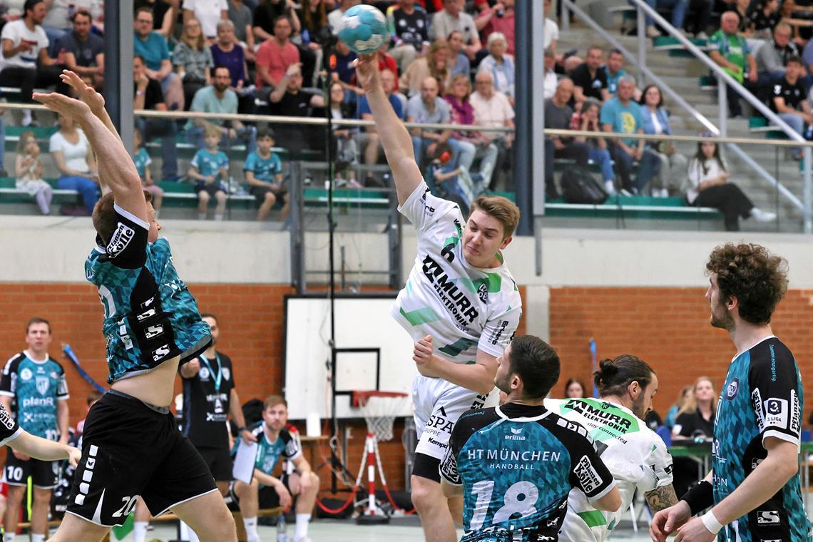 Timm Buck (beim Wurf) und sein Team waren klar obenauf. Mit dem 34:25 in München kletterte der HCOB auf Rang zwei. Foto: Alexander Hornauer