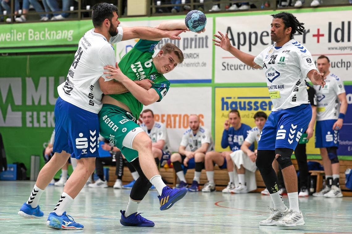 Der HCOB nimmt viele Erfahrungen mit Timm Buck (grünes Trikot) hat mit 163 die meisten Tore für den HCOB in der Saison 2022/2023 erzielt. Foto: Alexander Becher