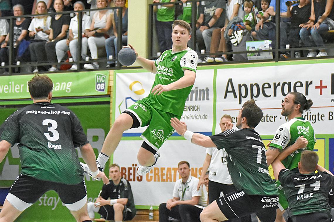 Außenseiterchance auf den Pokalcoup Timm Buck (mit Ball) und die HCOB-Handballer haben eine hohe Hürde zu überspringen. Foto: Tobias Sellmaier