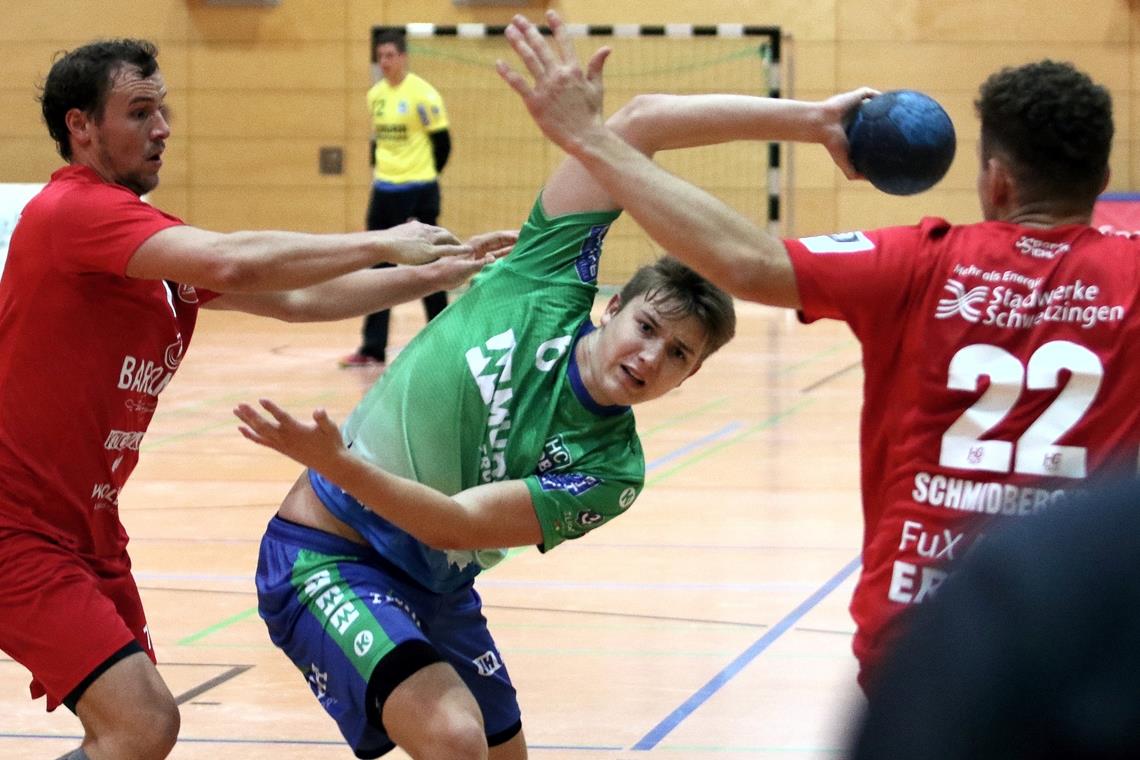 HCOB startet mit einem Auswärtssieg Timm Buck (Mitte) war nach der Verletzung von Tobias Gehrke besonders gefordert und bewies prompt, dass auf ihn Verlass ist. Foto: A. Hornauer