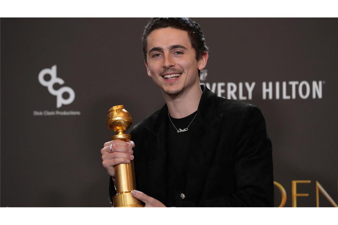 Timothee Chalamet mit seiner Trophäe.