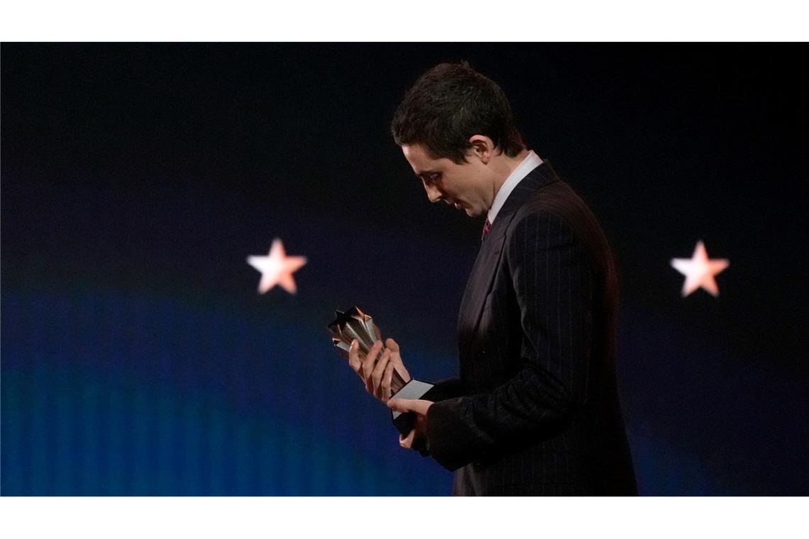 Timothee Chalamet nimmt den Preis für den besten Schauspieler für "Marty Supreme" während der 31. jährlichen Critics Choice Awards im The Barker Hanger entgegen.