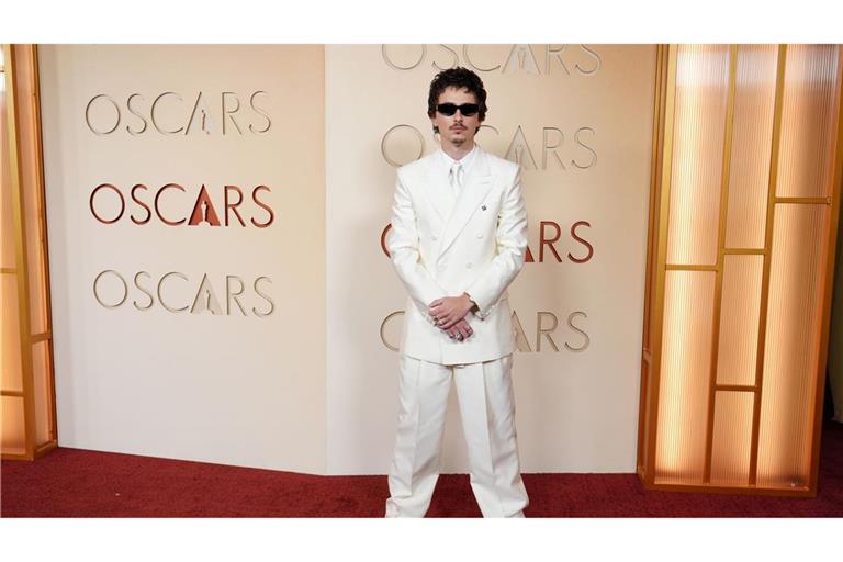 Timothée Chalamet posiert mit Sonnenbrille bei den Oscars 2026.
