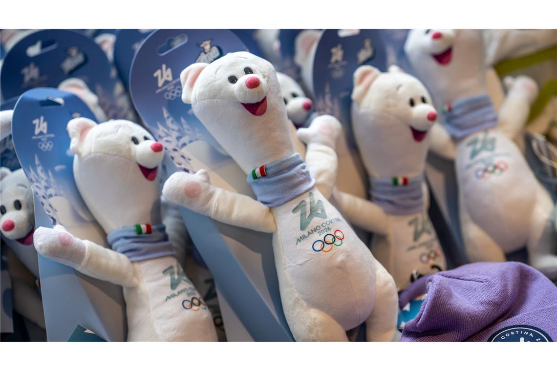 Tina, das offizielle Maskottchen der Olympischen Winterspiele 2026 Mailand und Cortina, liegt in einem Merchandising Shop in Cortina bereit. Die Olympischen Winterspiele 2026 finden in Mailand und Cortina d'Ampezzo statt.