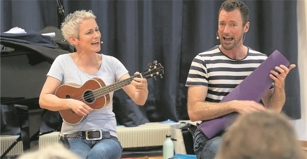 Tina Häussermann und Fabian Schläper gastierten einmal mehr in Murrhardt: Diesmal nahmen sie sich der Fake News an.Foto: J. Fiedler