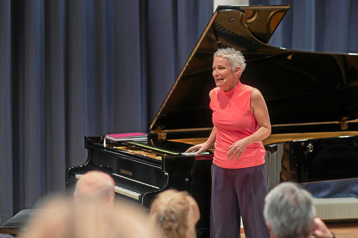 Tina Häussermann in Murrhardt: Ein Feuerwerk launiger Songs und Texte Tina Häussermann zeigt zu ihrem 25. Jubiläum ein neues Programm in Murrhardt. Mit dem Programm „Happy Konfetti“ begeistert sie ihre Zuschauer. Foto: Stefan Bossow