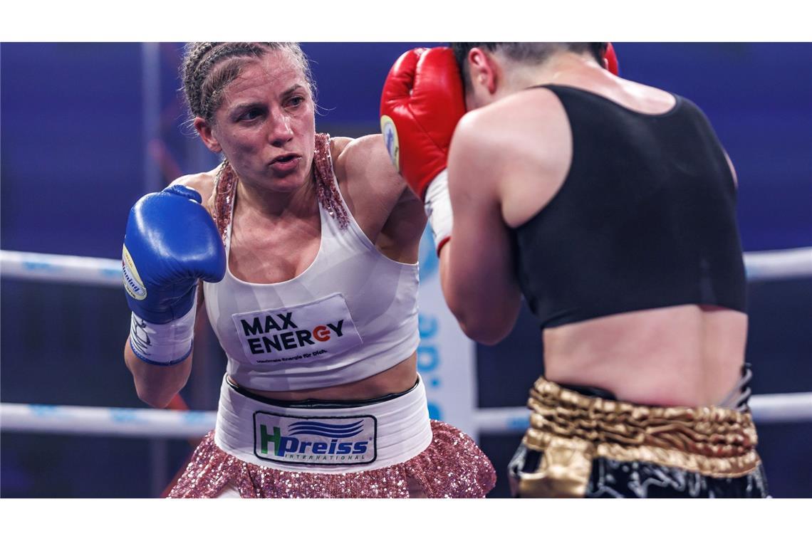 Bilder des Tages Tina Rupprecht boxt gegen Sumire Yamanaka im Atomgewicht - und gewinnt. Damit hat sie als erster deutscher Boxer alle vier Weltmeisterschaftstitel der Verbände WBC, WBA, WBO und IBF.