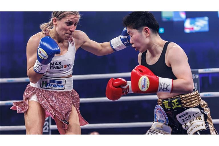 Tina Rupprecht (l) und Sumire Yamanaka lieferten sich einen packenden WM-Vereinigungskampf.