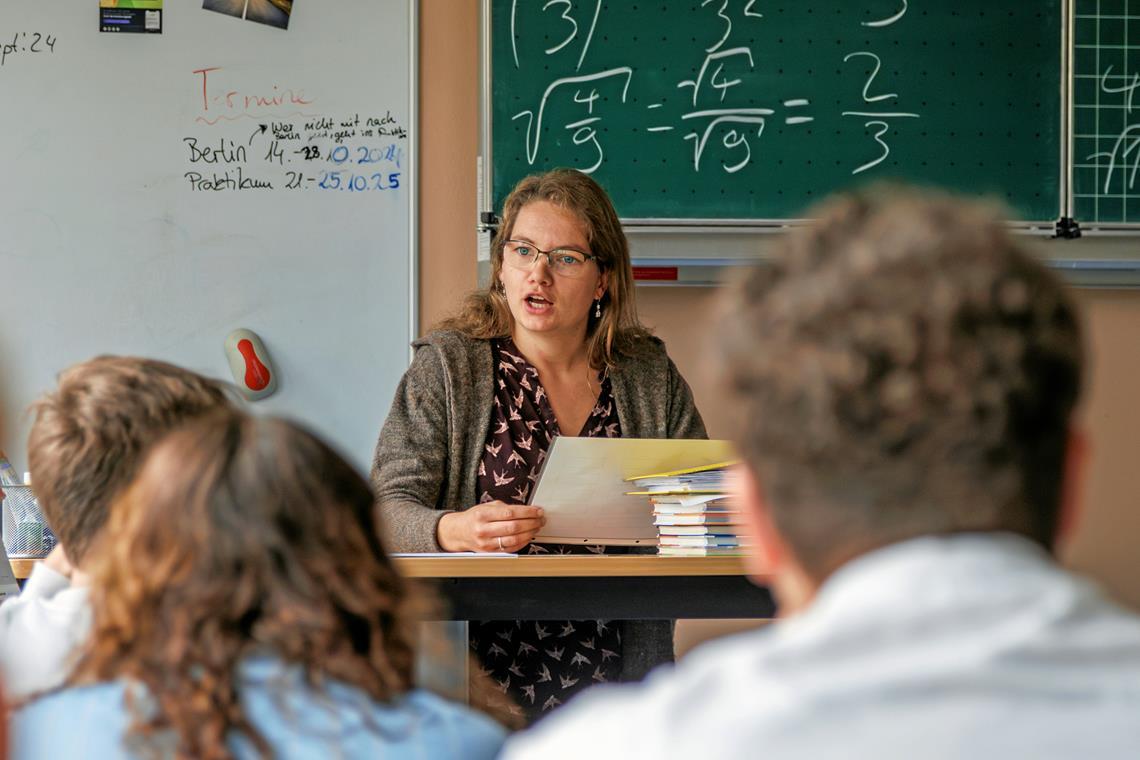 Mit Leidenschaft und Durchhaltevermögen Tina Sachsenmaier hat vor vielen Jahren selbst die Schulbank in der Walterichschule gedrückt. Ihr absolut untypischer Weg zu ihrem heutigen Beruf als Lehrerin überrascht auch so manchen Schüler. Foto: Stefan Bossow