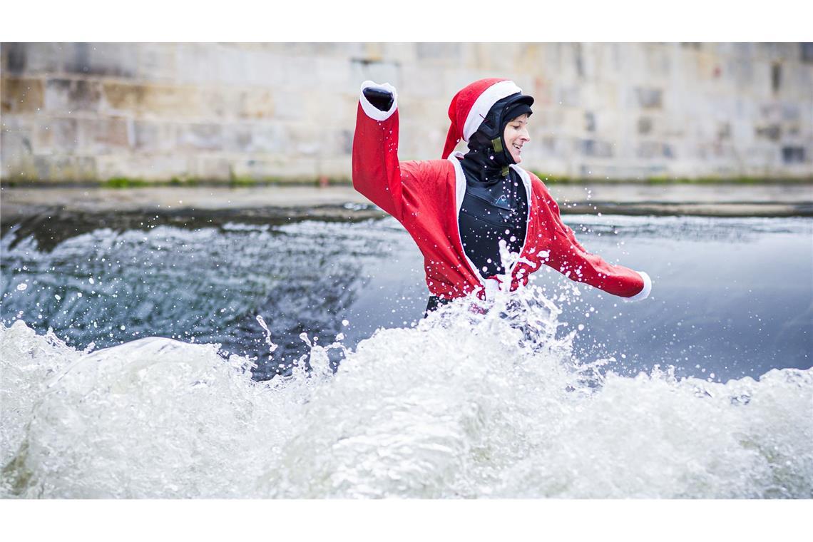 Tine surft als Santa auf der Leinewelle.