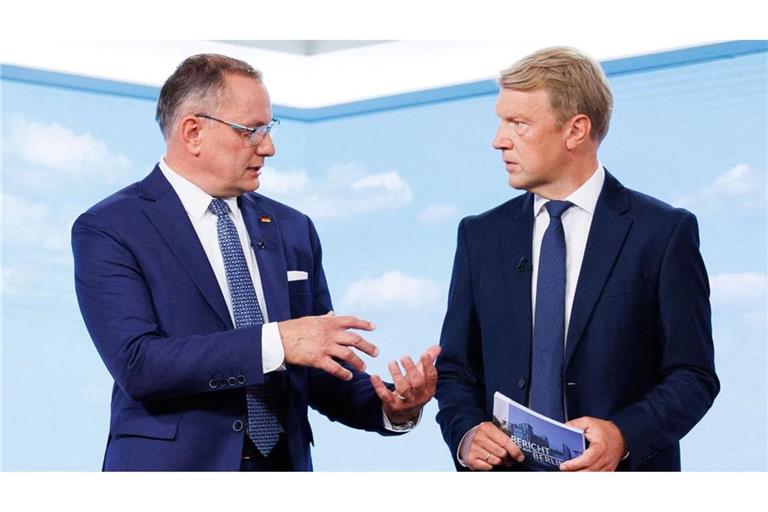 Tino Chrupalla (l), AfD-Bundesvorsitzender, und Markus Preiß (r), Chefredakteur des ARD-Hauptstadtstudios, stehen vor Beginn der Aufzeichnung des ARD-Sommerinterviews&nbsp; im ARD-Hauptstadtstudio.