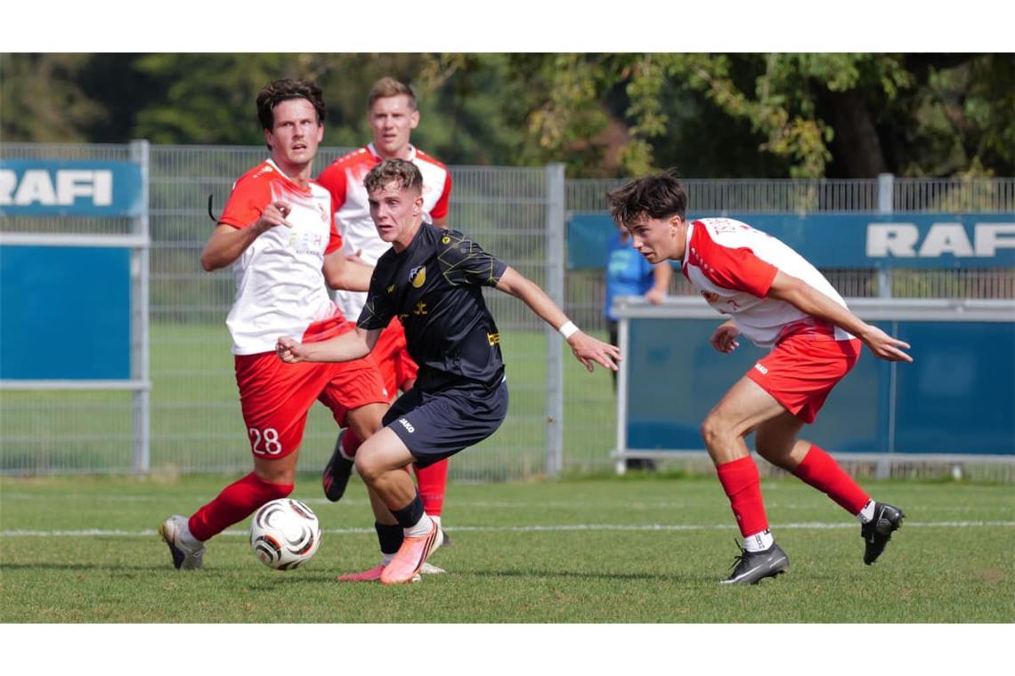Tino Dannecker (am Ball) und der TSV Ehningen zeigten beim TSV Berg ein anderes Gesicht, brachten das Runde aber nichts ins Eckige.