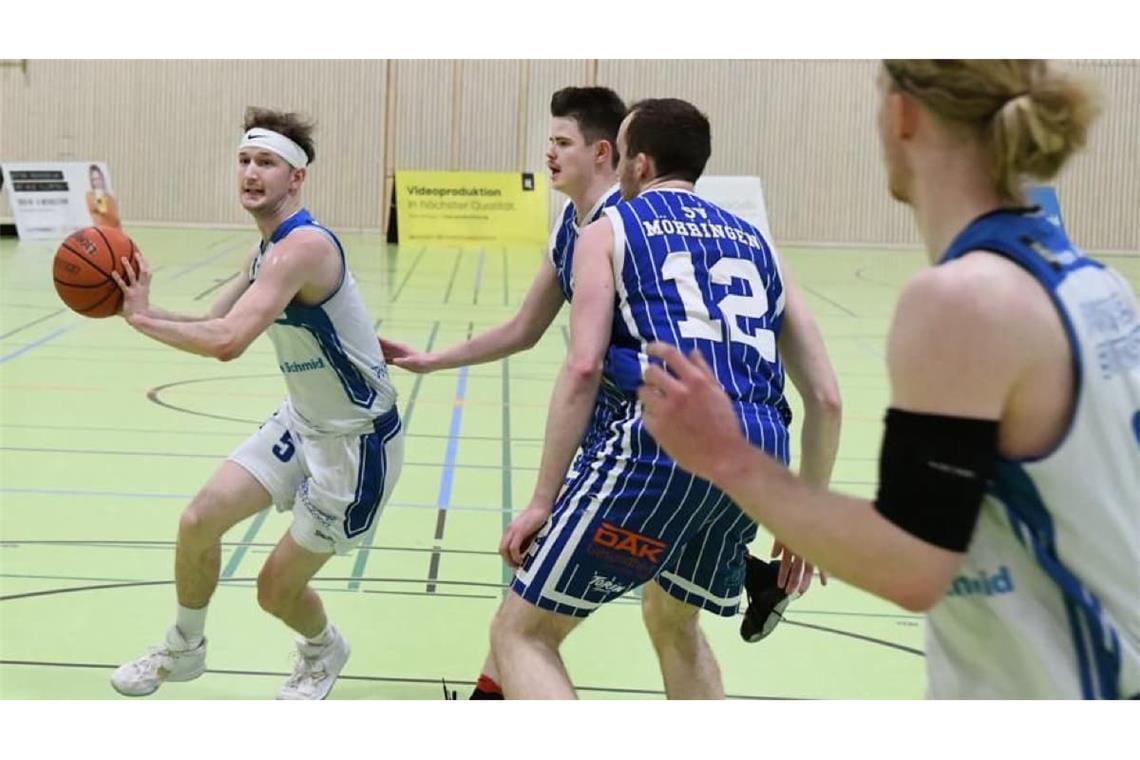 Titans-Leistungsträger Valentin Bredeck (links) hat sich in einem Testspiel das Fußgelenk ausgekugelt und mehrere Bänder verletzt. Er fällt wohl sechs bis acht Wochen aus.