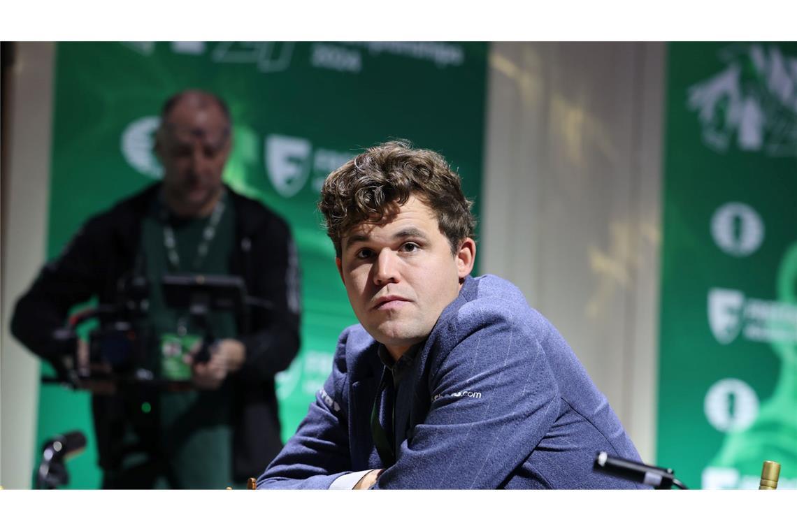 Wegen einer Jeans: WM-Aus für Titelverteidiger Carlsen Titelverteidiger Magnus Carlsen hat nach einer Bestrafung seinen Rückzug von der Schnellschach-WM erklärt.