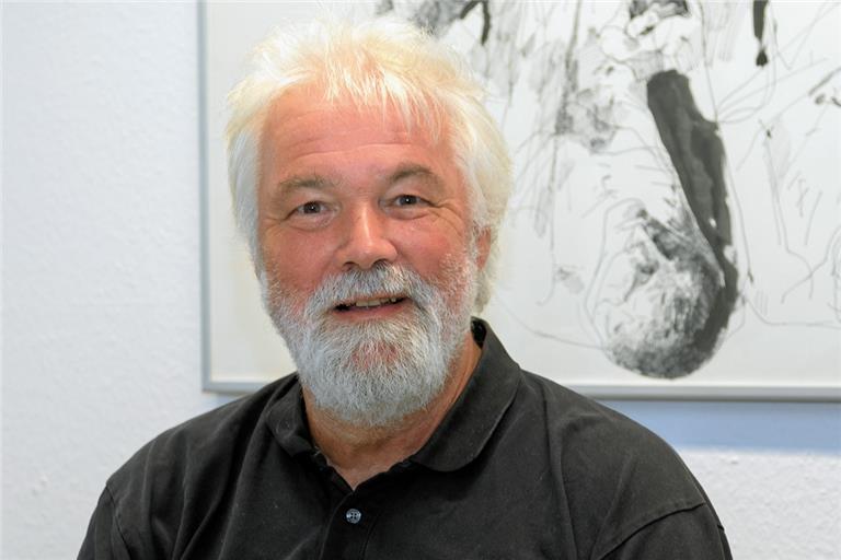Titus Simon hat selbst vom Engagement im Jugendzentrum profitiert. Beispielsweise hat er schon als junger Mensch gelernt, wie man Verträge mit Bands schließt, Jahresabrechnungen macht und Veranstaltungen organisiert. Foto: Stefan Bossow