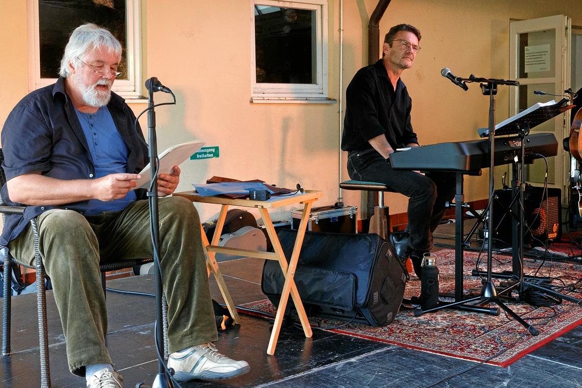 Ein Abend für die Opfer des Hochwassers Titus Simon (von links), Christoph Jäger und Sepp Steinkogler gestalteten den Benefizabend in Murrhardt für die Lebenshilfe Ahrweiler mit ihren Liedern und Texten. Foto: J. Fiedler