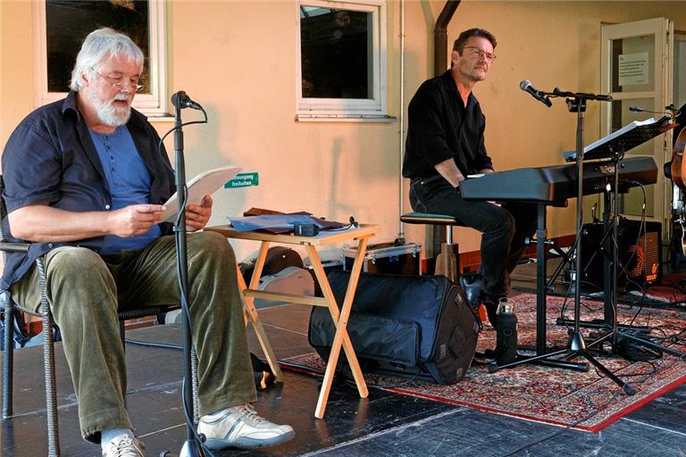 Titus Simon (von links), Christoph Jäger und Sepp Steinkogler gestalteten den Benefizabend in Murrhardt für die Lebenshilfe Ahrweiler mit ihren Liedern und Texten. Foto: J. Fiedler