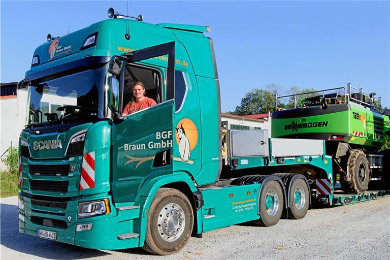 Tobias Galka fährt leidenschaftlich gern Lkw. Nicht ganz unschuldig daran ist seine Familie, in der auch einige mit den großen Transportern unterwegs waren und sind. Bei diesem Scania, für den es eine Sonderfahrerlaubnis braucht, kommen 58 Tonnen zusammen. Foto: Jörg Fiedler