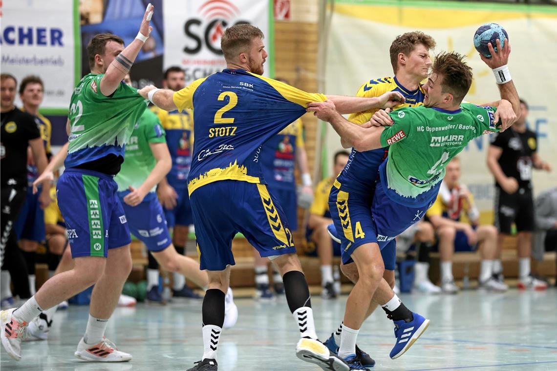 Tobias Gehrke (am Ball) hat wie die anderen HCOB-Spieler viel Einsatzwillen gezeigt.Foto: A. Becher